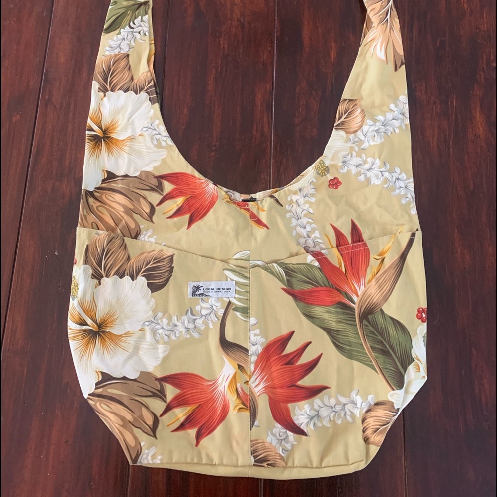 Hawaiian print tote bag with four outside pockets